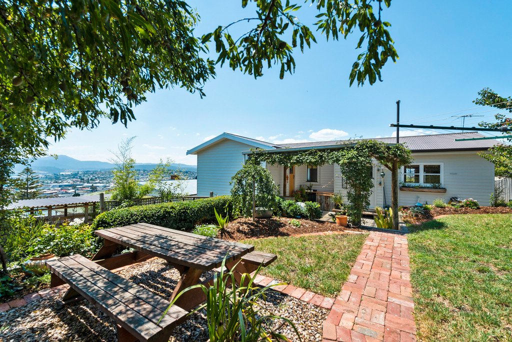 8 Camden Crescent MOONAH 1