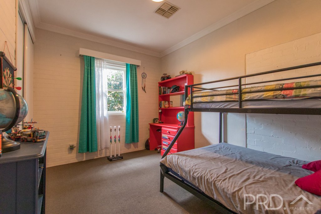 8 Carey Street TUMUT 7