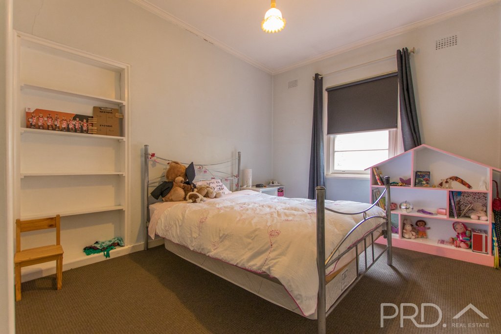 8 Carey Street TUMUT 8