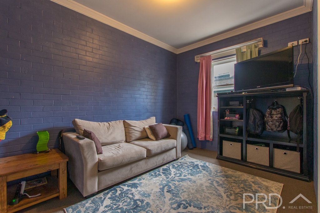 8 Carey Street TUMUT 9