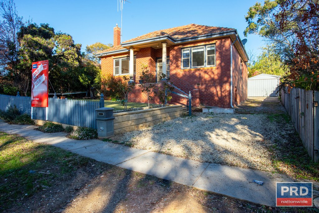 8 Casley Street IRONBARK 1