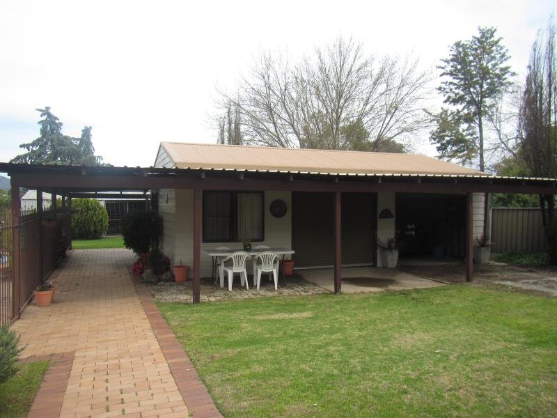 8 Charles Street TAMWORTH 2