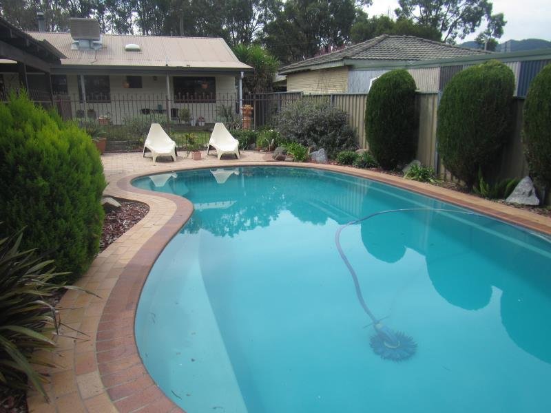 8 Charles Street TAMWORTH 4