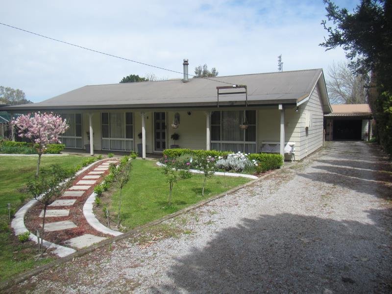 8 Charles Street TAMWORTH 9