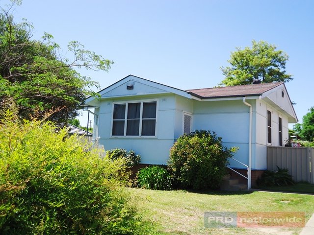 8 Colwell Street TUMUT 1