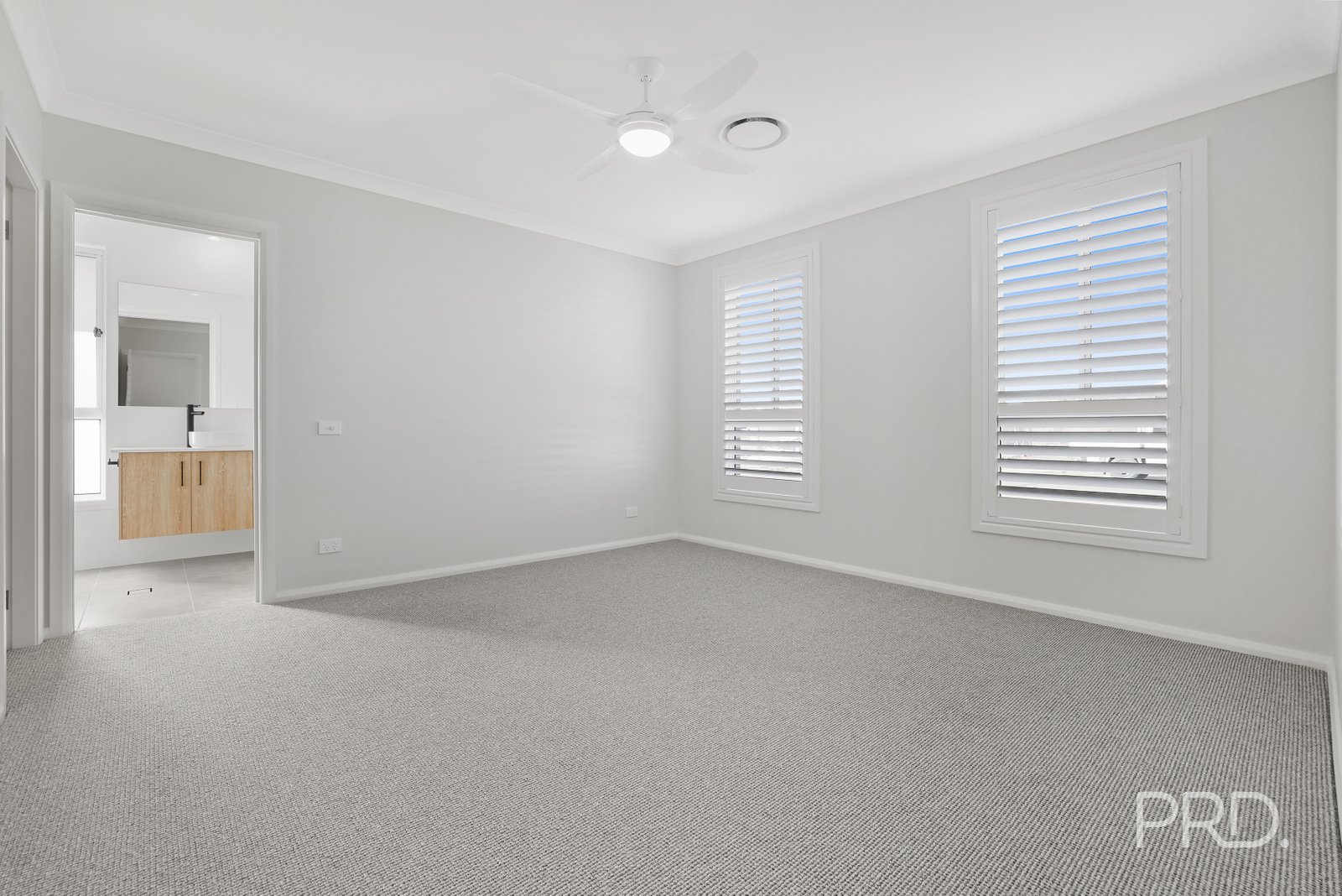 8 Crested Avenue TAMWORTH 4