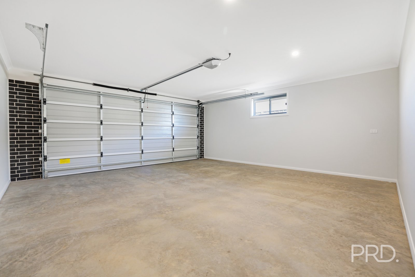 8 Crested Avenue TAMWORTH 25