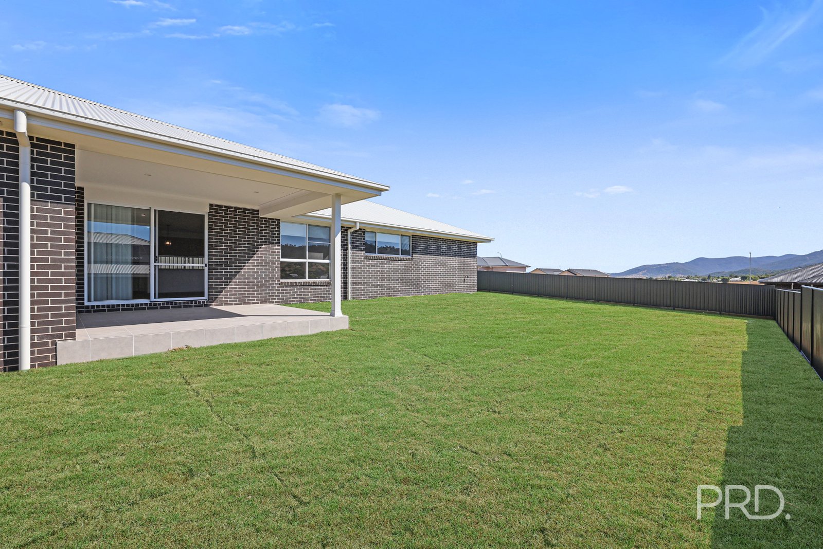 8 Crested Avenue TAMWORTH 27