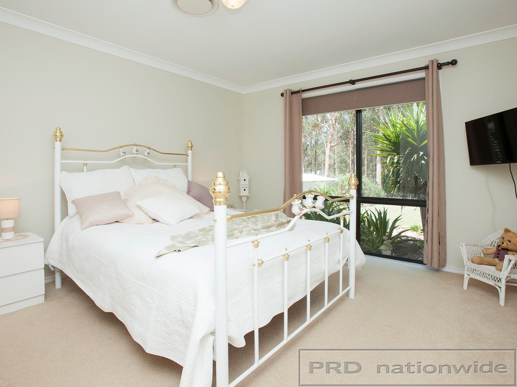 8 Currawong Close THORNTON 12