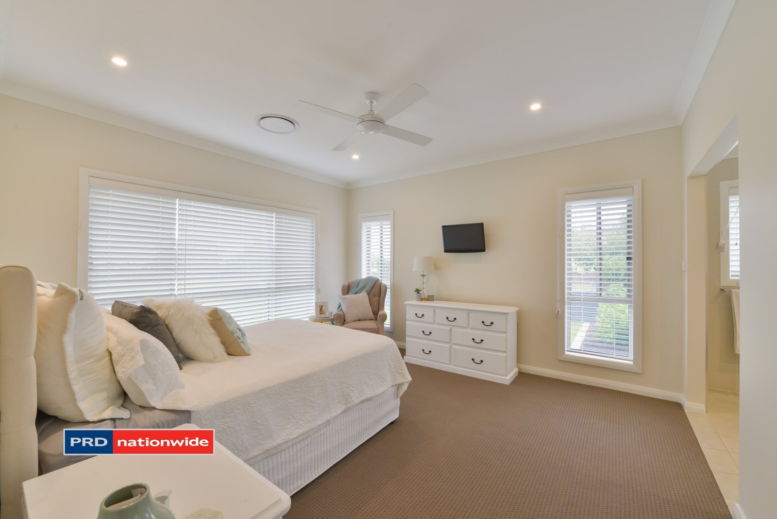 8 Daintree Circuit TAMWORTH 4