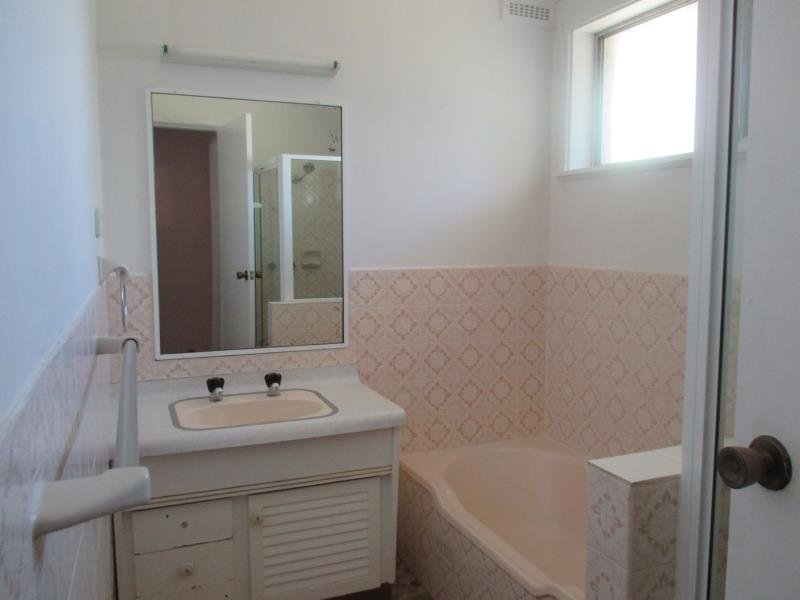 8 Dandaloo Street TAMWORTH 11