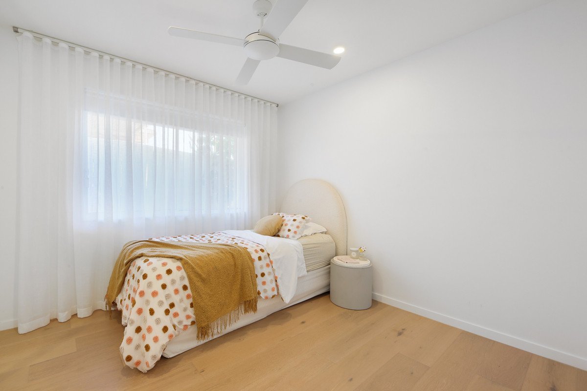 8 Dapples Court Burleigh Heads 27