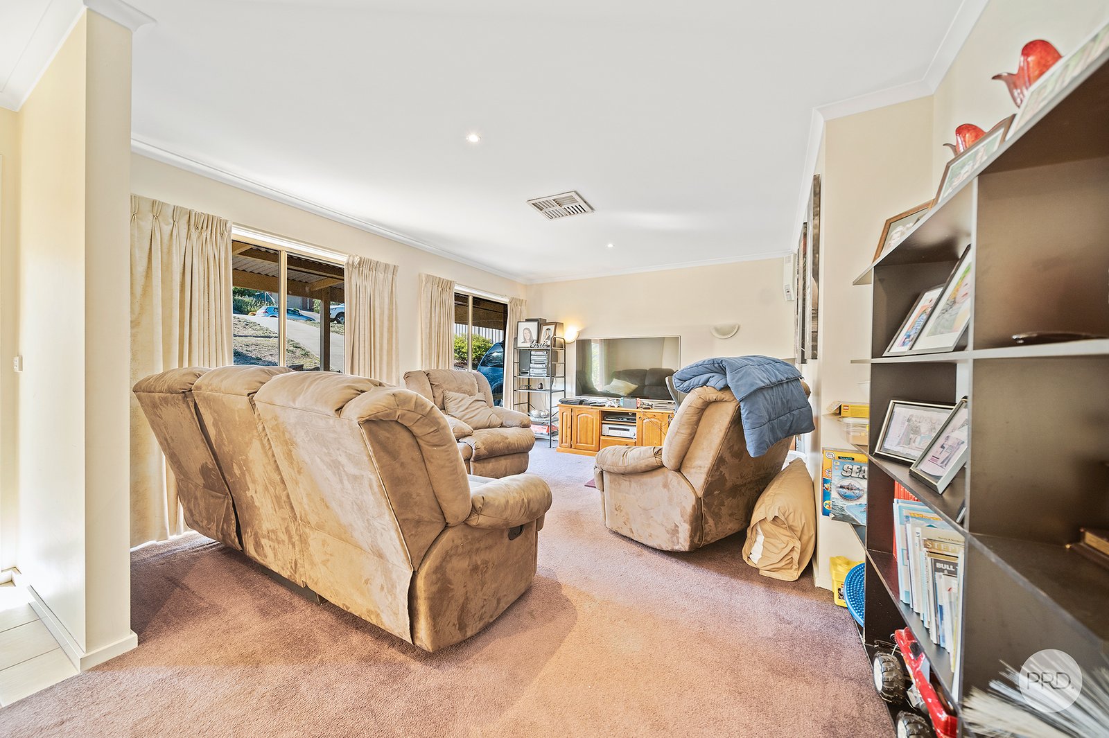 8 Davey Close FLORA HILL 3