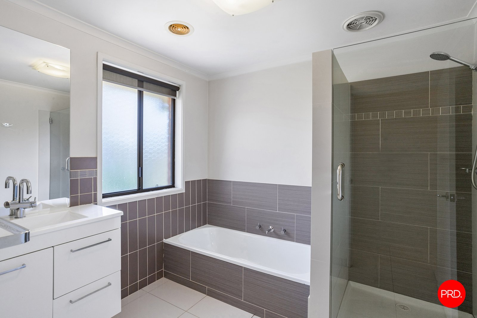 8 Deakin Drive FLORA HILL 11