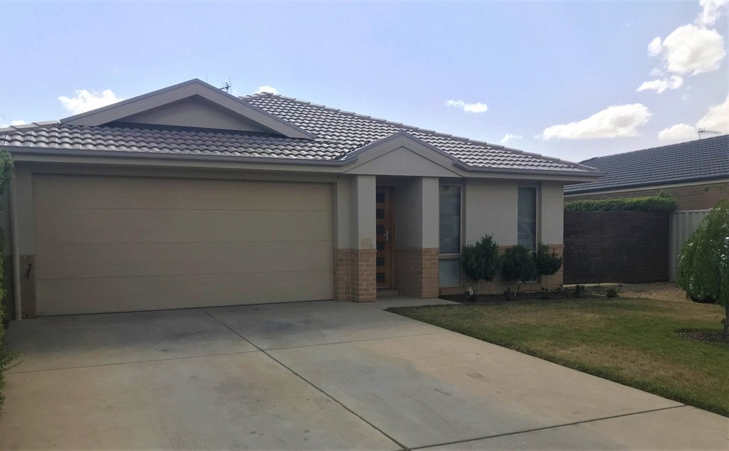 8 Deniston Circuit BUNGENDORE 2