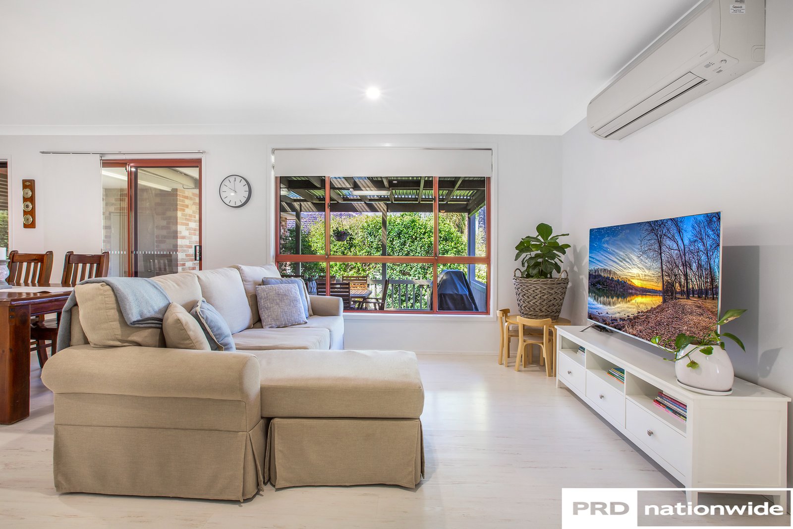 8 Dibar Drive TAMWORTH 12