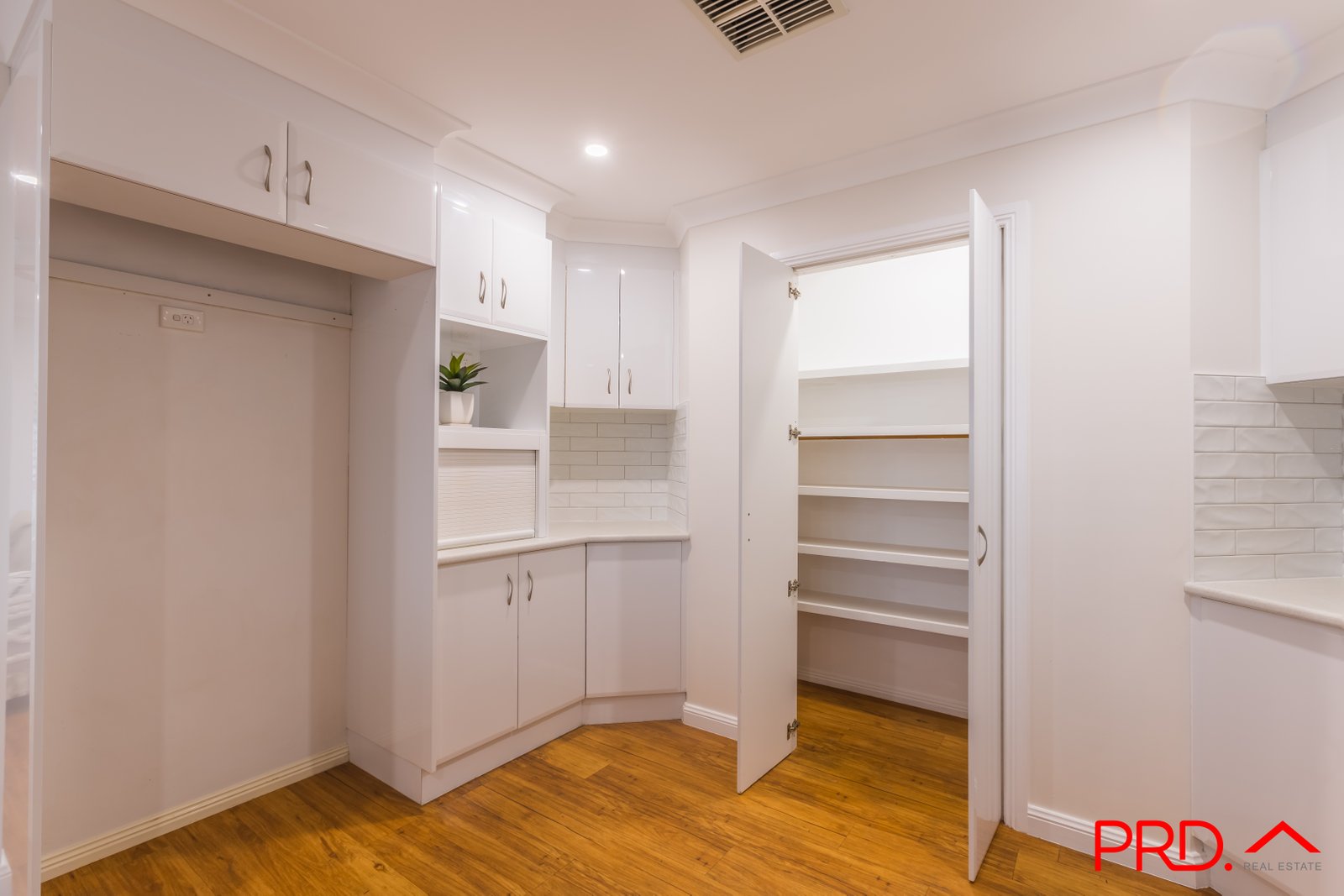 8 Errol Place TAMWORTH 9