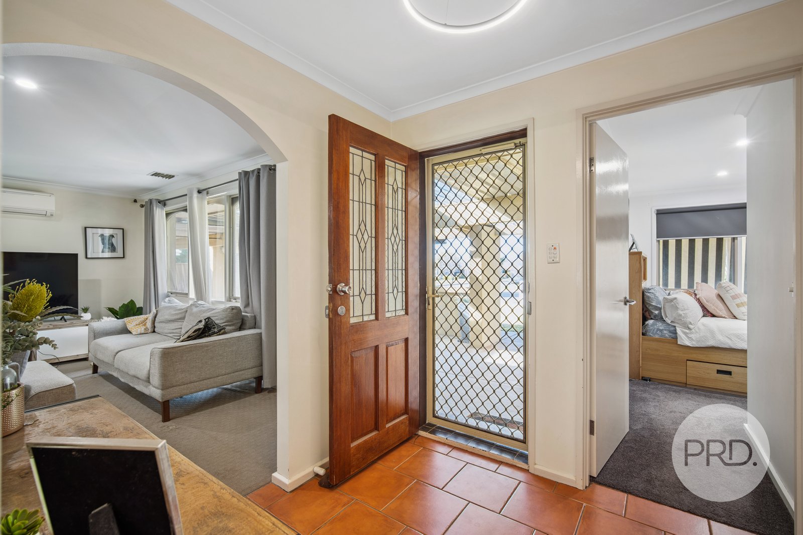 8 Eyre Street LAKE ALBERT 4