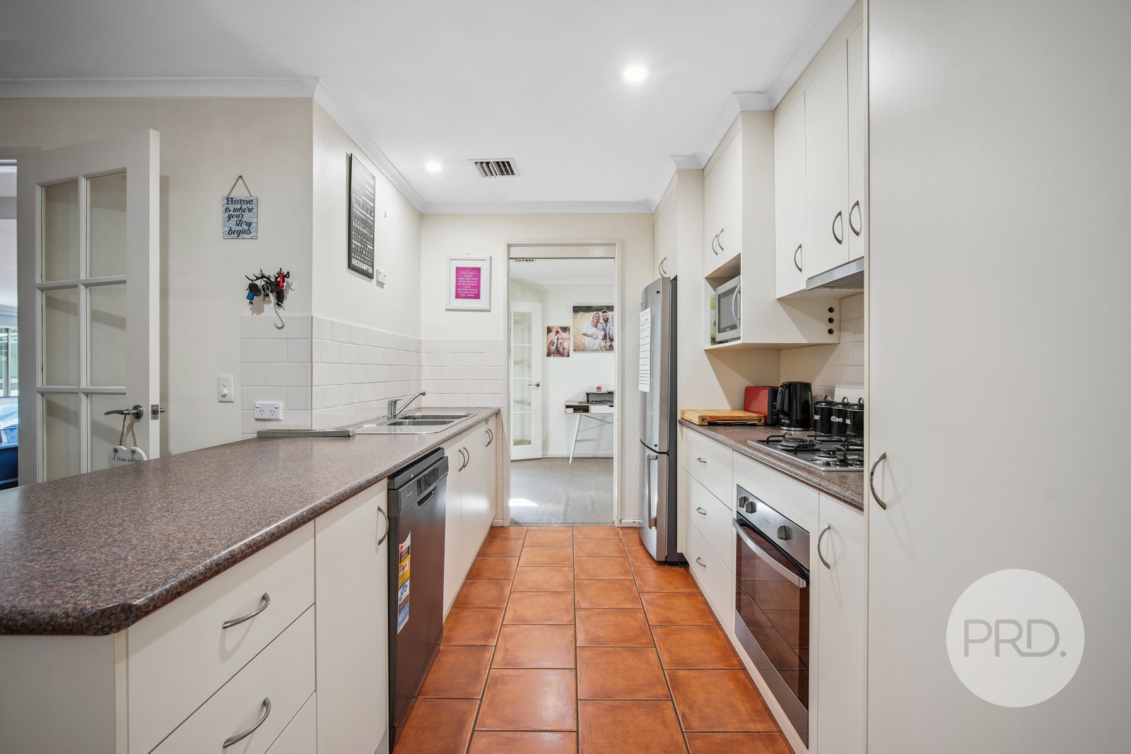 8 Eyre Street LAKE ALBERT 8