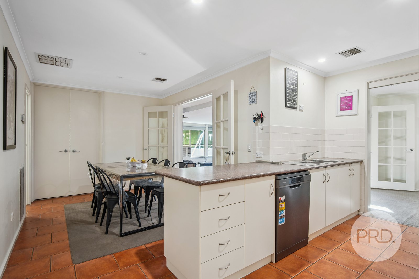 8 Eyre Street LAKE ALBERT 9