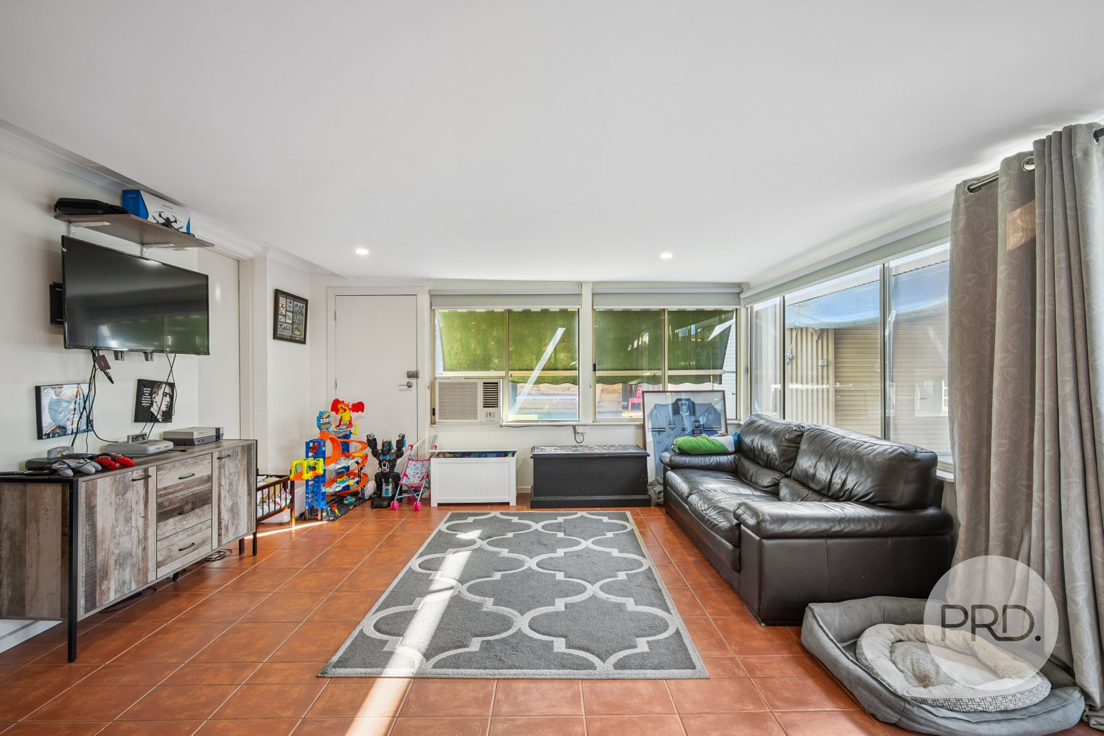 8 Eyre Street LAKE ALBERT 12