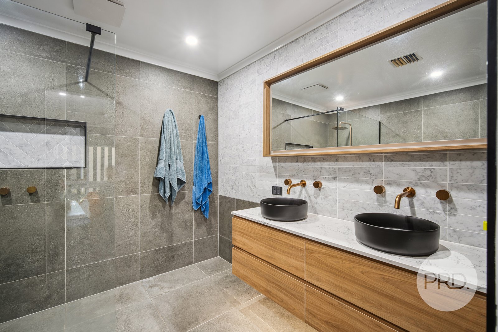 8 Eyre Street LAKE ALBERT 16