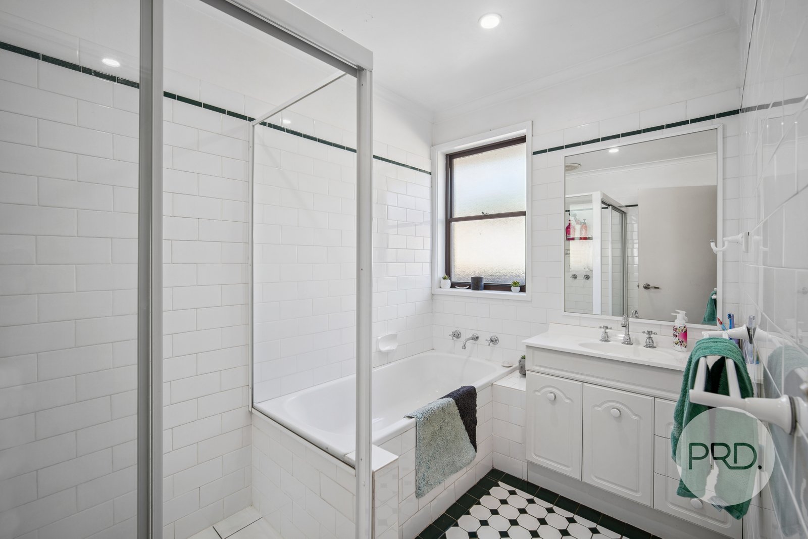 8 Eyre Street LAKE ALBERT 19