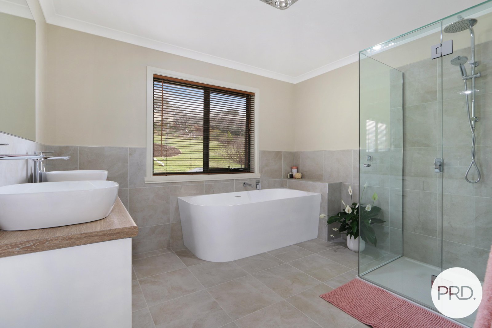 8 Finke Court HAMILTON VALLEY 19