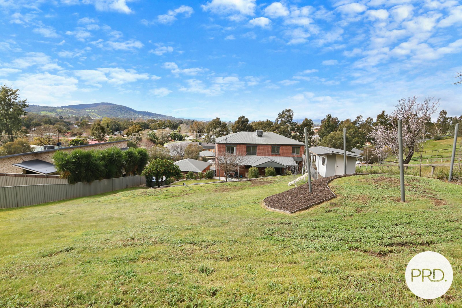 8 Finke Court HAMILTON VALLEY 27