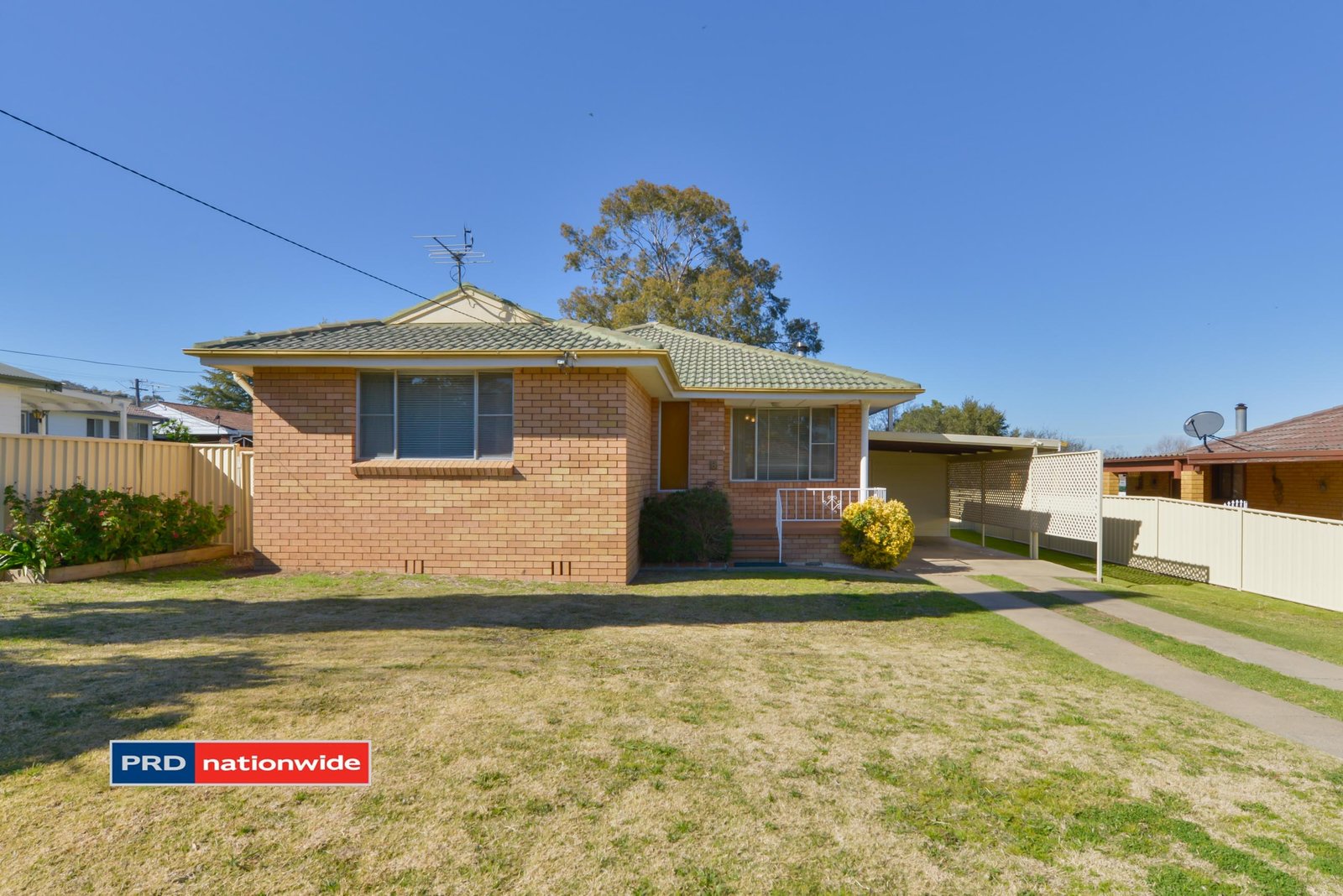 8 Fisher Road TAMWORTH 1
