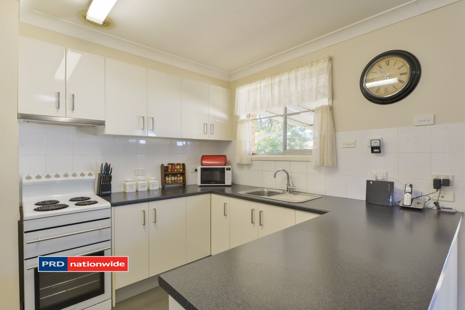 8 Fisher Road TAMWORTH 10