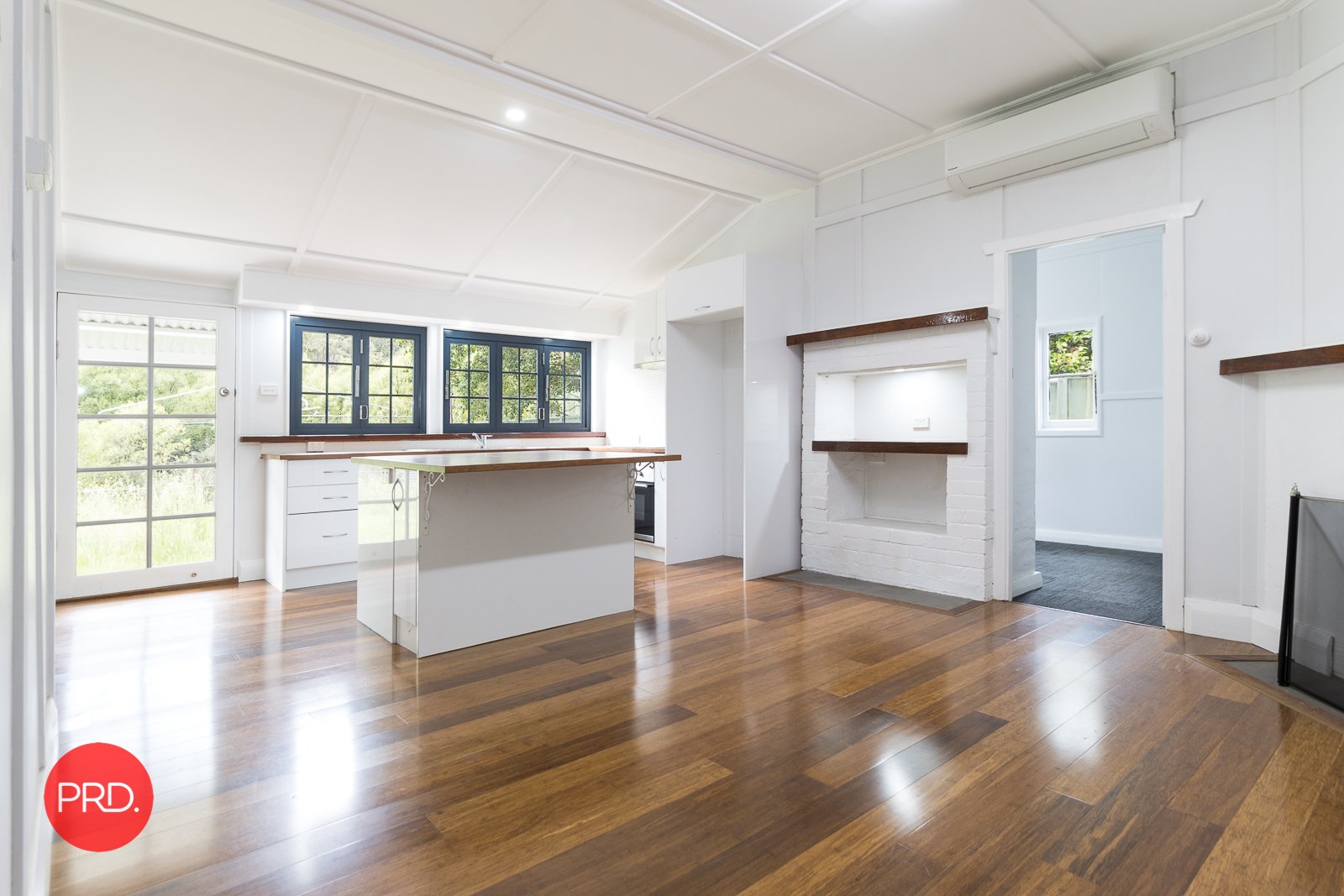 8 Foxlow Street CAPTAINS FLAT 1