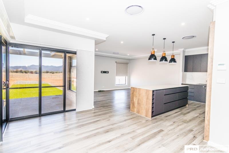 8 Glenmore Drive TAMWORTH 4