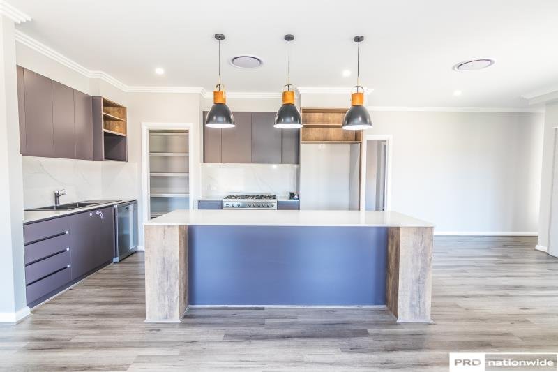 8 Glenmore Drive TAMWORTH 5