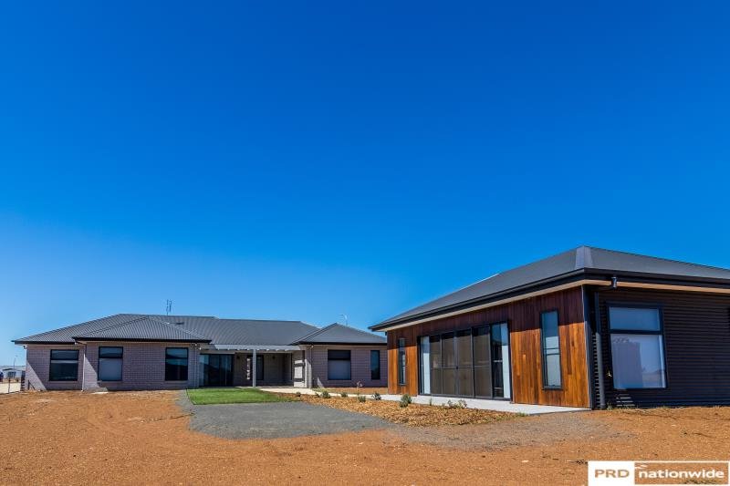 8 Glenmore Drive TAMWORTH 9