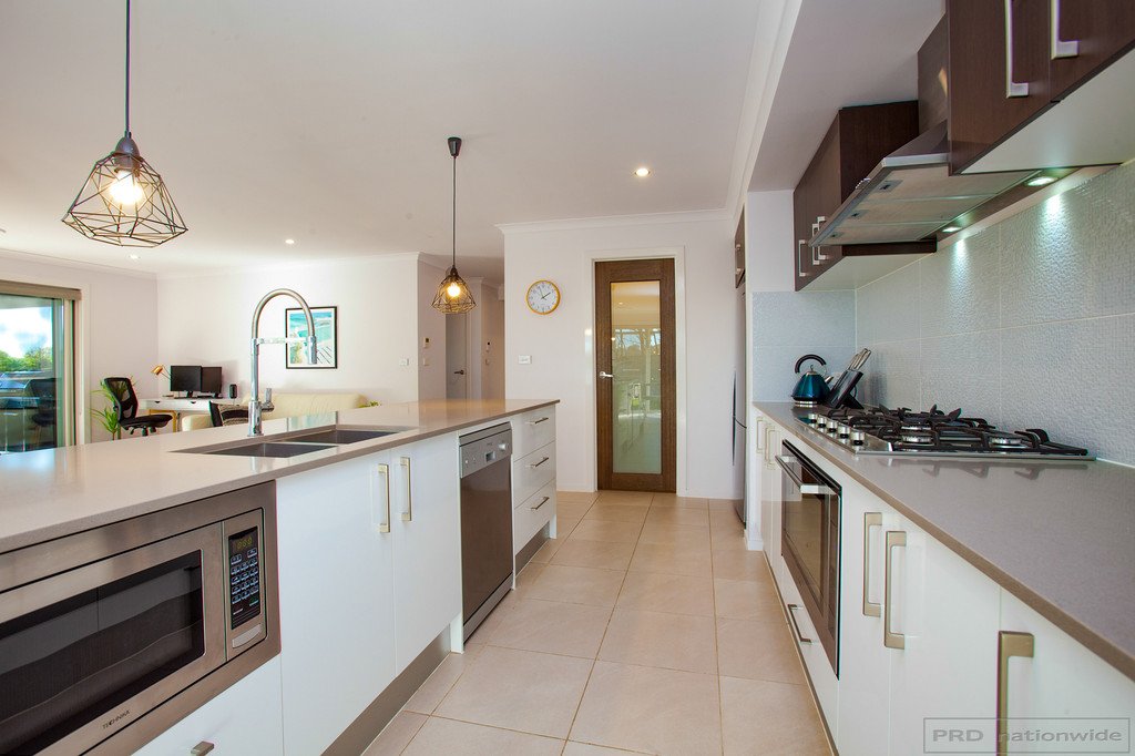 8 Glider Close ABERGLASSLYN 12