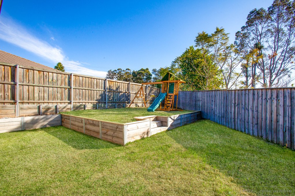 8 Glider Close ABERGLASSLYN 17