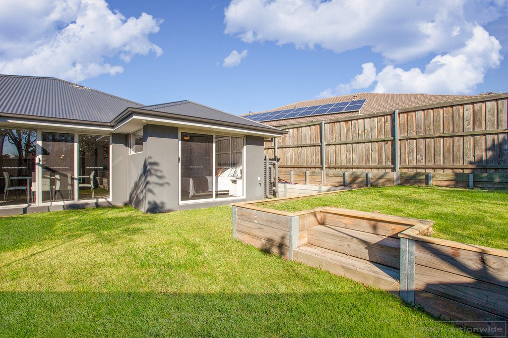 8 Glider Close ABERGLASSLYN 18