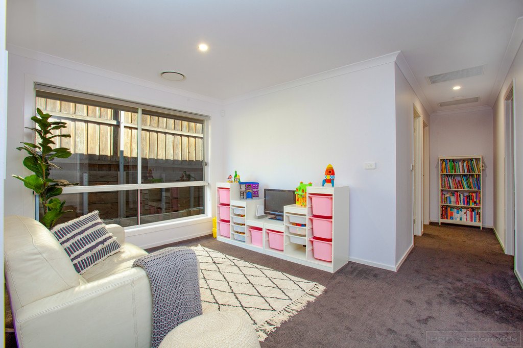 8 Glider Close ABERGLASSLYN 24