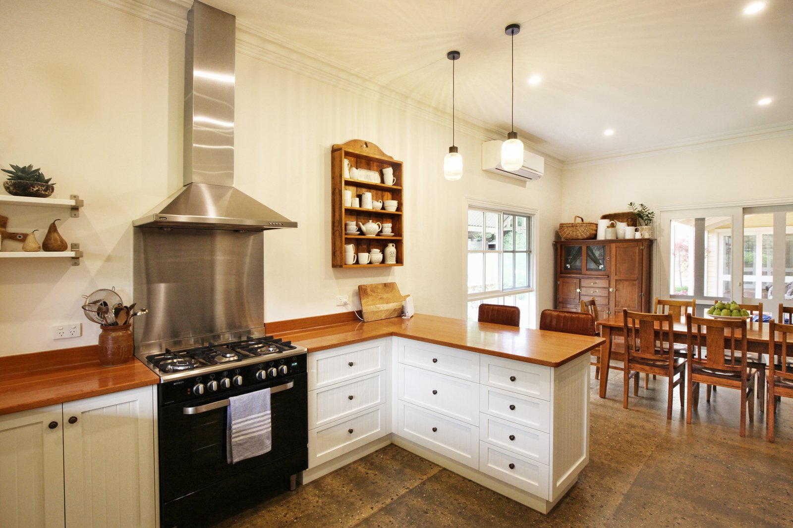 Real Estate and Property in 8 Gordon Court, Woodend, VIC