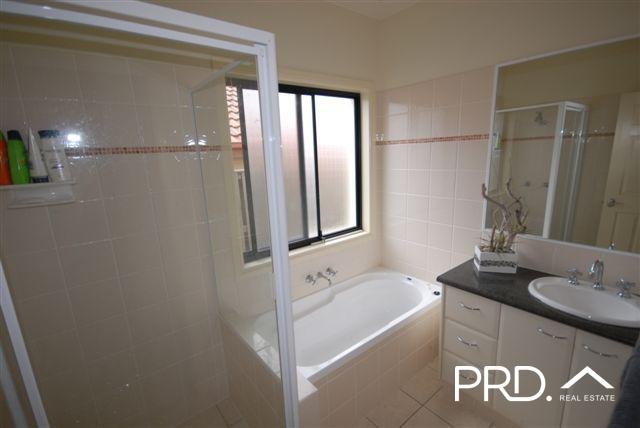 8 Grenada Court VARSITY LAKES 6