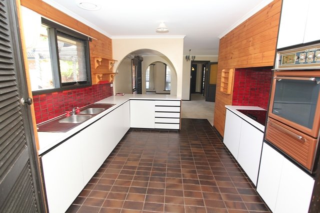 8 Halbert Street WENDOUREE 2