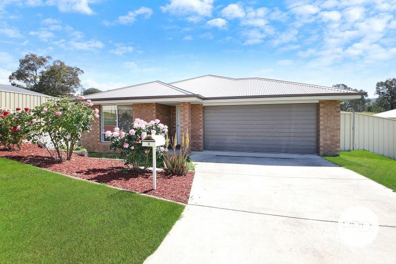 8 Harry Crescent HAMILTON VALLEY 1