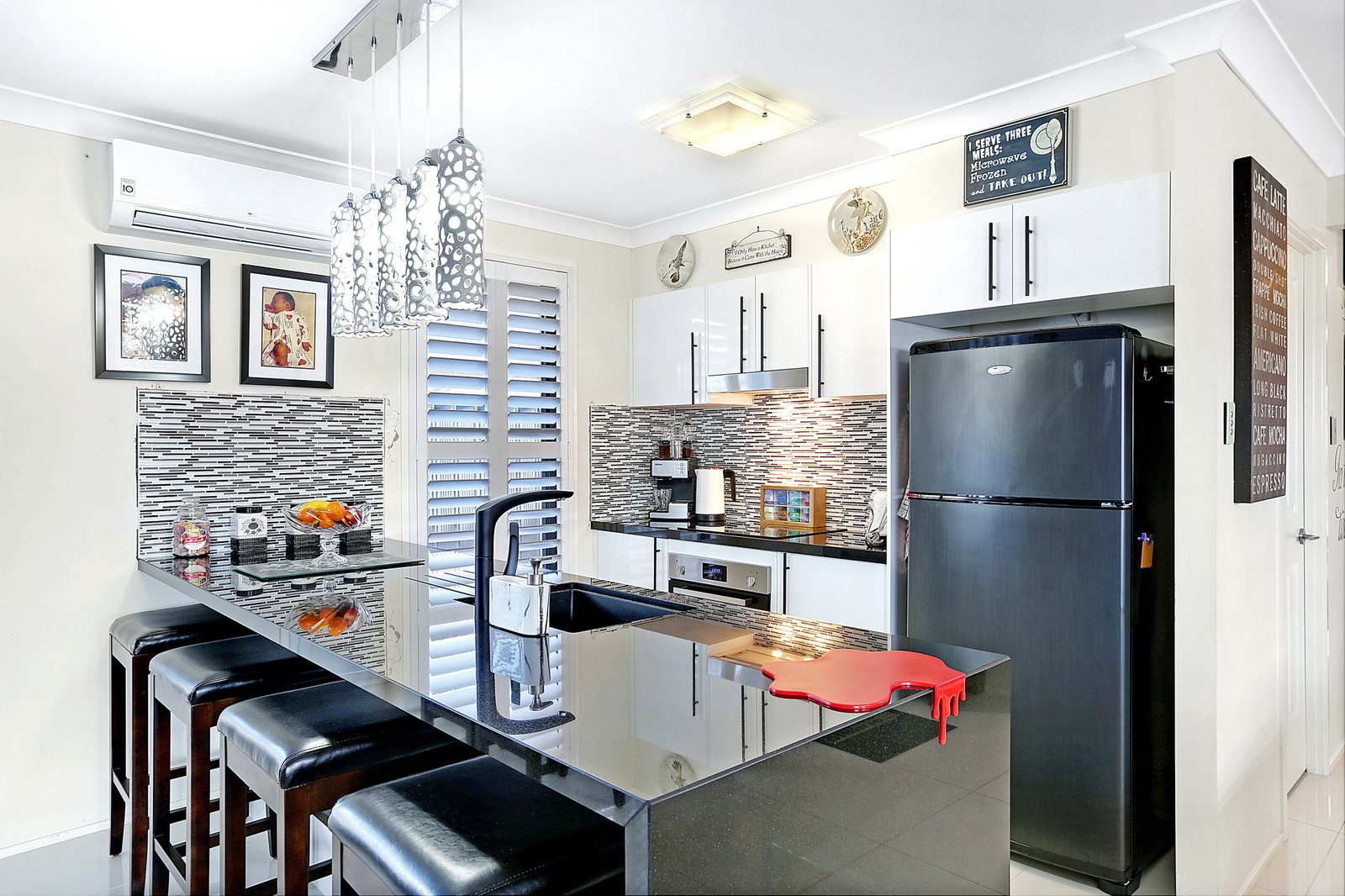 8 Hobbs Street HORSLEY 2