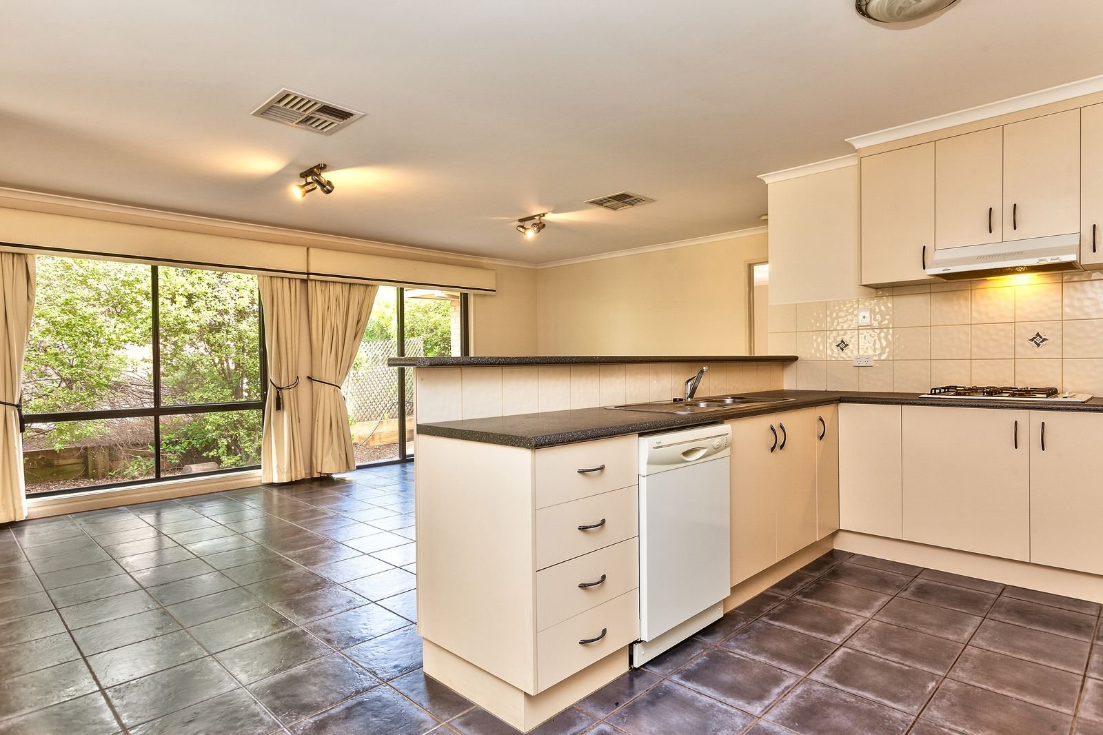 8 Howard Lane GLENROY 3