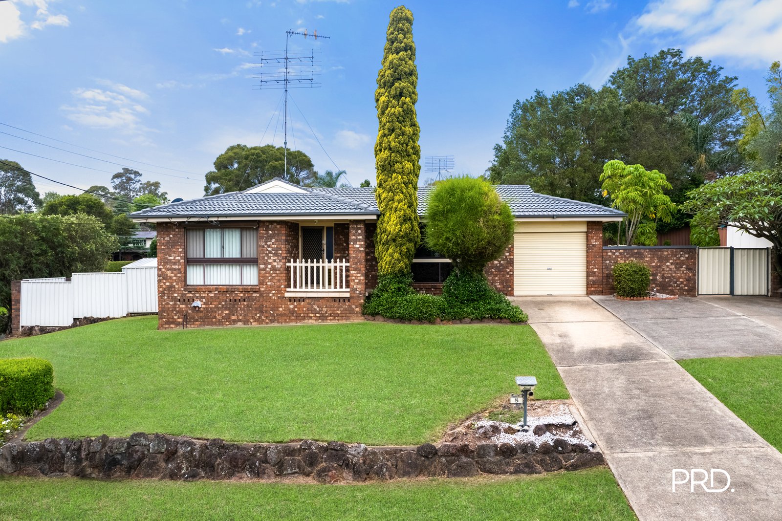 8 Hughes Avenue PENRITH 2