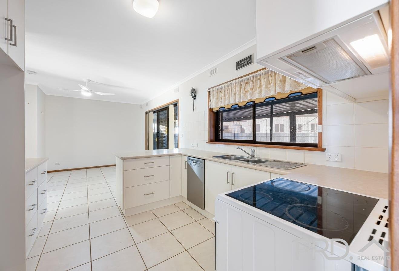 8 Hume Street DARETON 4