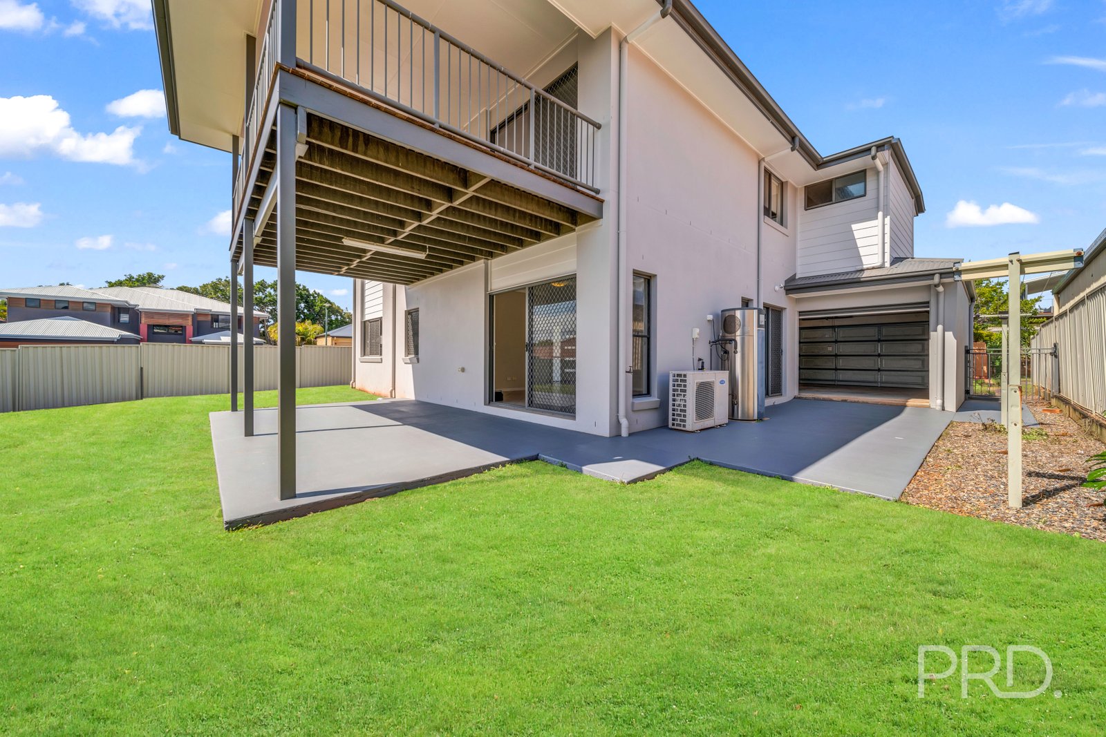 8 HUNTLY Place REDLAND BAY 2