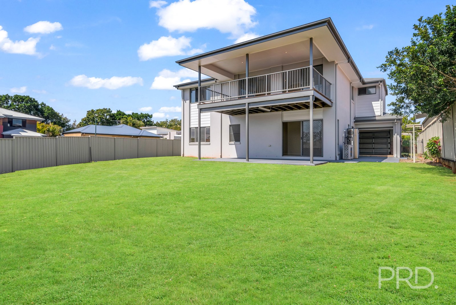8 HUNTLY Place REDLAND BAY 4