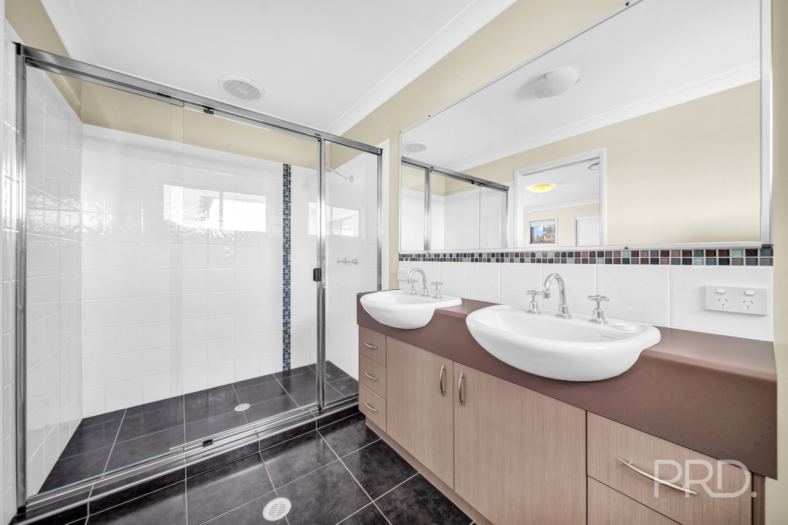 8 HUNTLY Place REDLAND BAY 19